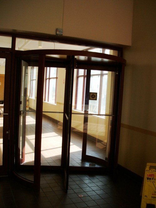 Revolving_doors_moderate_wind